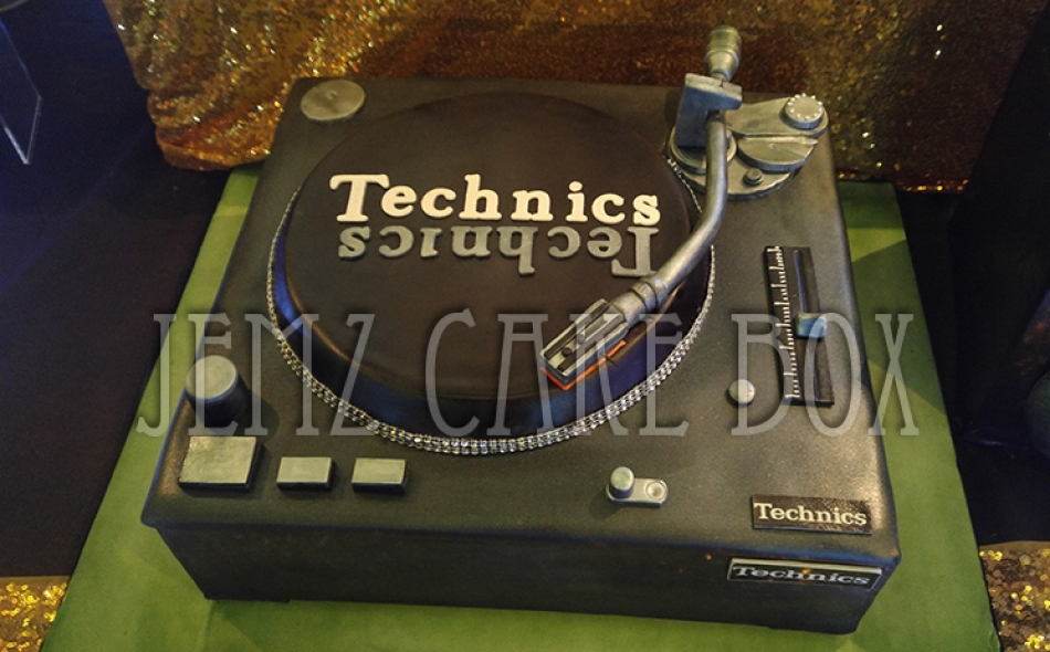Large Technics Turntable Novelty Cake £375